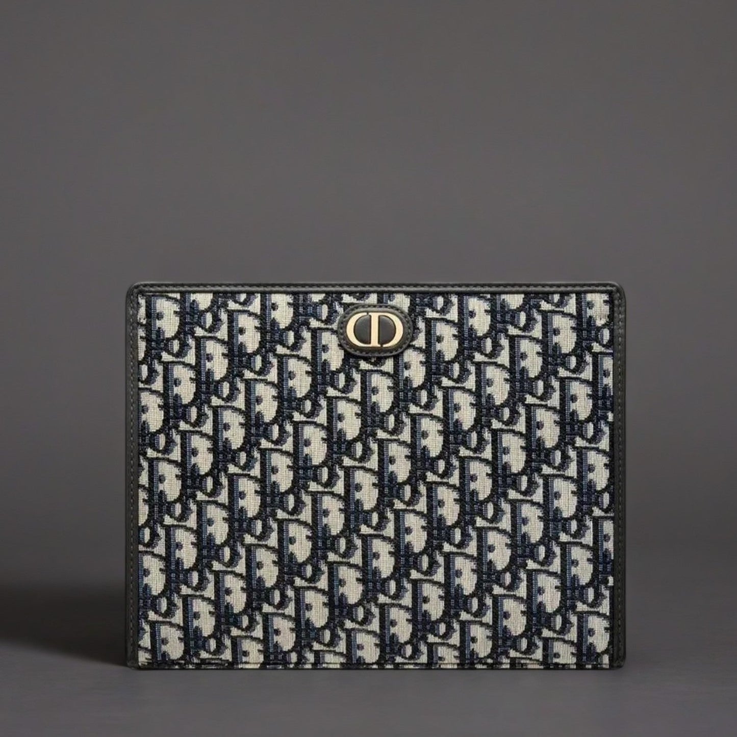 30 MONTAIGNE POUCH