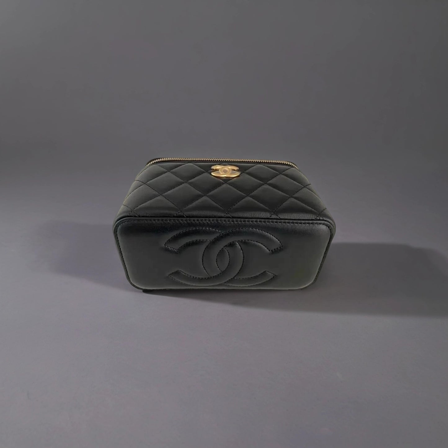 Lambskin Quilted Small Top Handle Vanity Case With Chain Black