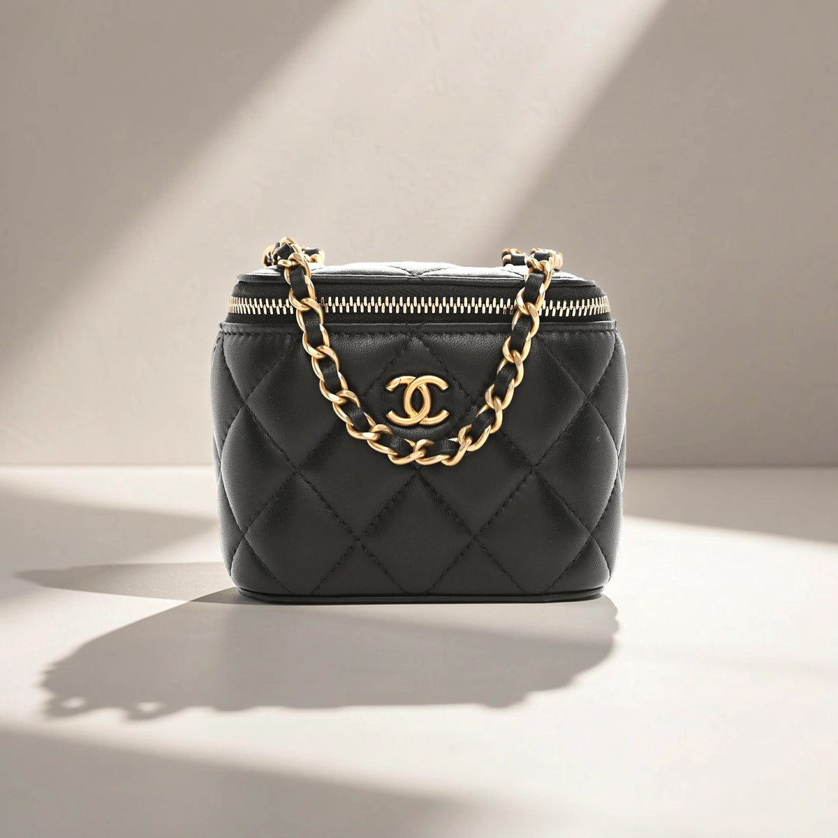 Lambskin Quilted Mini Pearl Crush Vanity Case With Chain Black